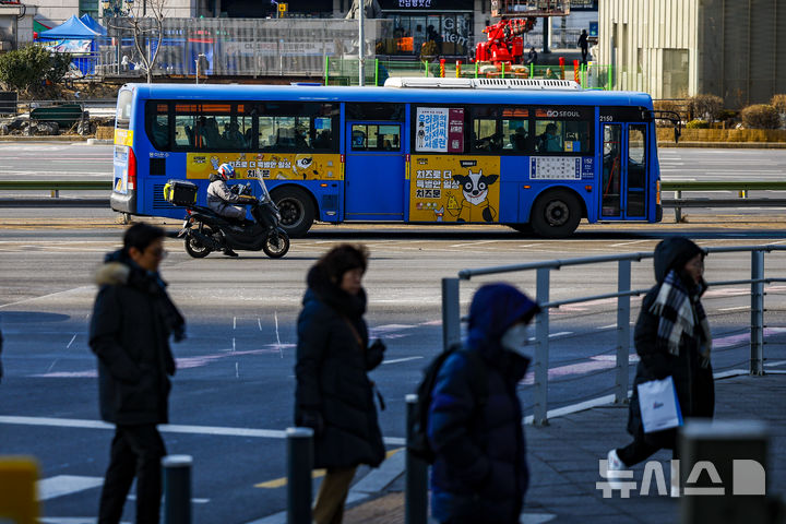 [서울=뉴시스] 정병혁 기자 = 통상임금 쟁점을 두고 사측과 1년 간 첨예하게 대립해온 서울 시내버스 노조가 총파업 예고일을 하루 앞둔 12일 서울 중구 서울역버스환승센터에 버스가 오가고 있다.서울 시내버스 노사에 따르면 양측은 노조의 총파업 예고일 하루 앞둔 이날 오후부터 서울 영등포구 서울지방노동위원회에서 임금·단체협약(임단협) 막판 협상에 나설 예정이다. 서울에서만 7400여 대의 버스가 운행 중인 만큼 협상이 타결되지 않을 경우 13일 오전 첫차부터 교통대란이 불가피할 전망이다. 2026.01.12. jhope@newsis.com