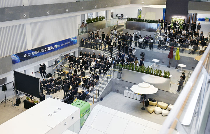 [서울=뉴시스] 임기근 기획예산처 장관 직무대행 차관이 12일 세종시 정부세종청사에서 열린 '전직원 소통 간담회'에 참석해 일하는 방식, 직원복지, 역량개발 등 조직문화 전반에 대해 자유롭게 토론하고 있다. (사진=기획예산처 제공) 2026.01.12. photo@newsis.com *재판매 및 DB 금지