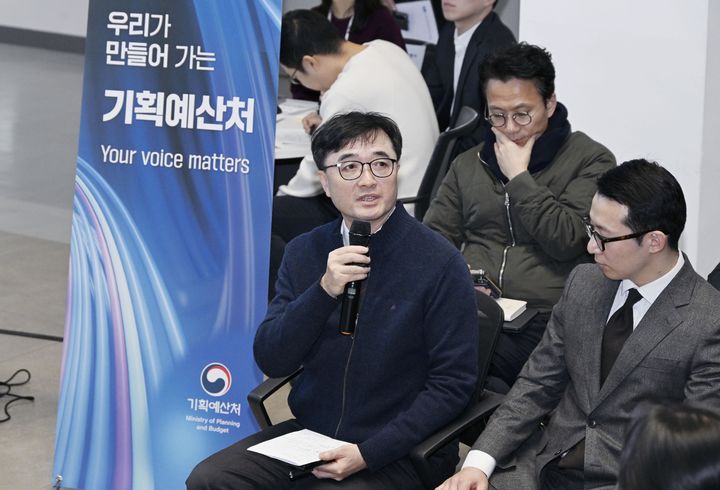 [서울=뉴시스] 임기근 기획예산처 장관 직무대행 차관이 12일 세종시 정부세종청사에서 열린 '전직원 소통 간담회'에 참석해 일하는 방식, 직원복지, 역량개발 등 조직문화 전반에 대해 자유롭게 토론하고 있다. (사진=기획예산처 제공) 2026.01.12. photo@newsis.com *재판매 및 DB 금지
