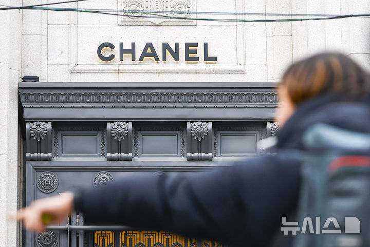 [서울=뉴시스] 정병혁 기자 = 12일 서울시내 백화점 티파니앤코 광고판 앞을 시민들이 이동하고 있다.명품 브랜드 샤넬이 국내에서 새 시즌 론칭을 앞두고 오는 13일 가방과 지갑 등 주요 제품 가격을 인상한다. 올해 들어 첫 가격 인상이다. 샤넬은 지난해에도 1월과 6월 두 차례 가격을 올렸다. 티파니앤코 역시 다음달 26일 국내 판매 제품 가격을 5~10% 상향 조정한다. 지난해 11월 이후 불과 3개월 만의 인상이다.2026.01.12. jhope@newsis.com