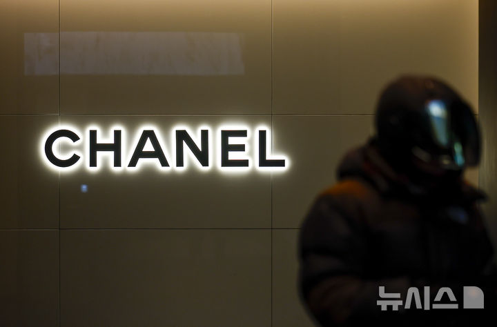 [서울=뉴시스] 정병혁 기자 = 12일 서울시내 백화점 티파니앤코 광고판 앞을 시민들이 이동하고 있다.명품 브랜드 샤넬이 국내에서 새 시즌 론칭을 앞두고 오는 13일 가방과 지갑 등 주요 제품 가격을 인상한다. 올해 들어 첫 가격 인상이다. 샤넬은 지난해에도 1월과 6월 두 차례 가격을 올렸다. 티파니앤코 역시 다음달 26일 국내 판매 제품 가격을 5~10% 상향 조정한다. 지난해 11월 이후 불과 3개월 만의 인상이다.2026.01.12. jhope@newsis.com