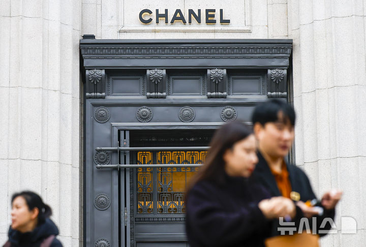 [서울=뉴시스] 이달 초 서울시내 백화점 티파니앤코 광고판 앞을 시민들이 이동하고 있다.14일(현지 시간) CNBC, 파이낸셜타임스(FT), 뉴욕타임스(NYT) 등에 따르면 삭스글로벌은 지난 13일 법원에 미 연방파산법 11조(챕터 11)에 따른 파산보호(기업회생)을 신청했다고 밝혔다.2026.01.15.