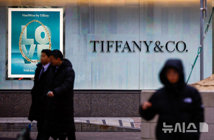 [서울=뉴시스] 정병혁 기자 = 12일 서울시내 백화점 티파니앤코 광고판 앞을 시민들이 이동하고 있다.명품 브랜드 샤넬이 국내에서 새 시즌 론칭을 앞두고 오는 13일 가방과 지갑 등 주요 제품 가격을 인상한다. 올해 들어 첫 가격 인상이다. 샤넬은 지난해에도 1월과 6월 두 차례 가격을 올렸다. 티파니앤코 역시 다음달 26일 국내 판매 제품 가격을 5~10% 상향 조정한다. 지난해 11월 이후 불과 3개월 만의 인상이다.2026.01.12. jhope@newsis.com