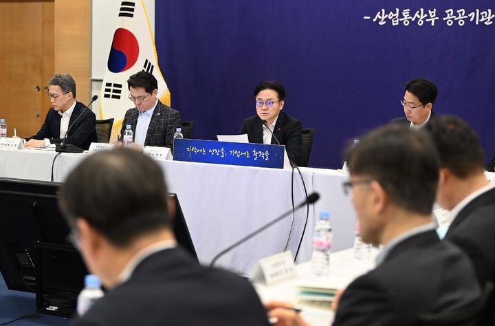 [서울=뉴시스] 김정관 산업통상부 장관이 12일 서울 중구 대한상공회의소에서 열린 '산업통상부 공공기관(산업 분야) 업무보고'에서 인사말을 하고 있다. (사진=산업통상부 제공) 2026.01.12. photo@newsis.com *재판매 및 DB 금지