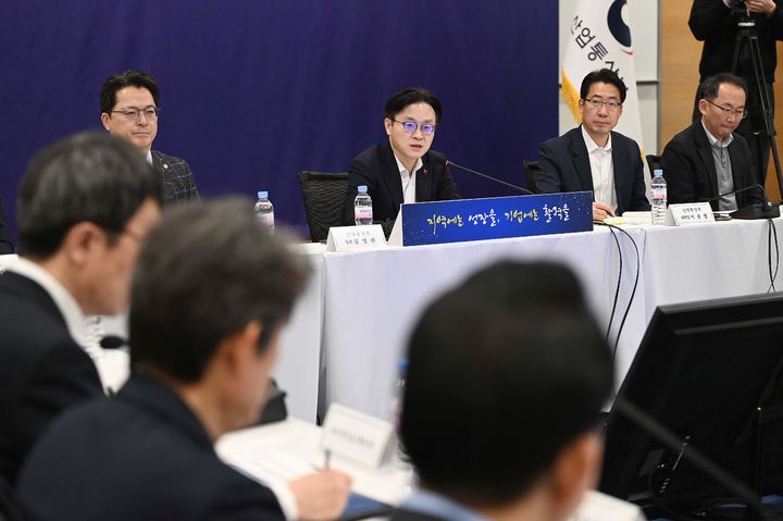 [서울=뉴시스] 김정관 산업통상부 장관이 12일 서울 중구 대한상공회의소에서 열린 '산업통상부 공공기관(산업 분야) 업무보고'에서 인사말을 하고 있다. (사진=산업통상부 제공) 2026.01.12. photo@newsis.com *재판매 및 DB 금지