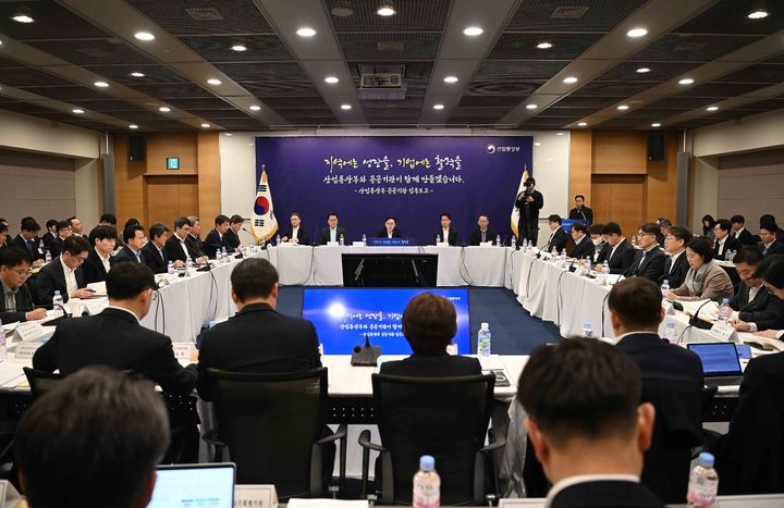 [서울=뉴시스] 김정관 산업통상부 장관이 12일 서울 중구 대한상공회의소에서 열린 '산업통상부 공공기관(산업 분야) 업무보고'에서 인사말을 하고 있다. (사진=산업통상부 제공) 2026.01.12. photo@newsis.com *재판매 및 DB 금지