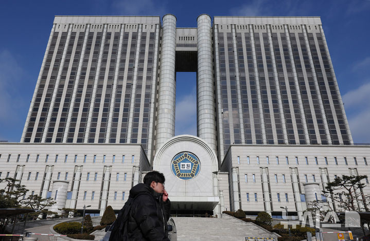 [서울=뉴시스] 김진아 기자 = 18일 법조계에 따르면 서울중앙지법 형사합의23부(부장판사 오세용)는 최근 특정경제범죄 가중처벌 등에 관한 법률(배임), 자본시장법 위반 등 혐의로 기소된 메디콕스 부회장 A씨와 B씨에게 각각 징역 4년에 벌금 1억원·추징금 6200만원과 징역 8년에 벌금 2억원·추징금 4억2800만원을 선고했다.사진은 서울 서초구 서울중앙지방법원 청사. 2025.01.12. bluesoda@newsis.com