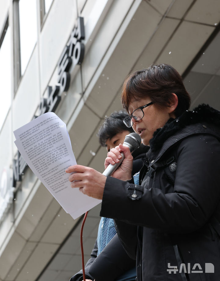 [서울=뉴시스] 황준선 기자 = 대구칠곡 쿠팡물류센터에서 근무하던 중 사망한 고(故) 장덕준 씨 모친 박미숙 씨가 12일 오후 서울 중구 서울고용노동청에서 열린 택배노조의 김범석 쿠팡 의장 산업안전보건법 위반 혐의 고발인 조사에 참고인 자격으로 출석에 앞서 입장을 밝히고 있다. 2026.01.12. hwang@newsis.com
