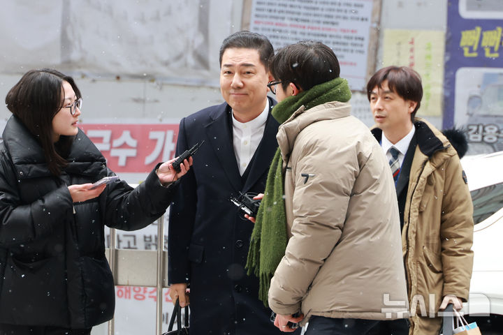 [서울=뉴시스] 고승민 기자 = 김병기 더불어민주당 의원이 12일 서울 여의도 당사에서 열린 윤리심판원 회의에 출석하며 취재진의 질문을 받고 있다. 2026.01.12. kkssmm99@newsis.com