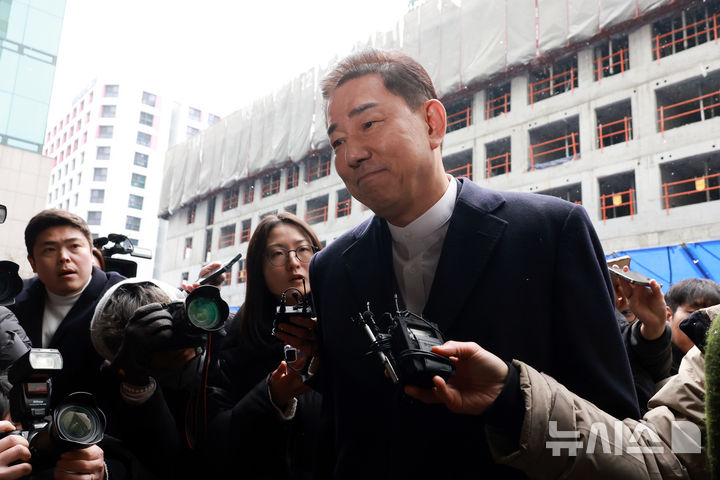 [서울=뉴시스] 고승민 기자 = 김병기 더불어민주당 의원이 12일 서울 여의도 당사에서 열린 윤리심판원 회의에 출석하고 있다. 2026.01.12. kkssmm99@newsis.com