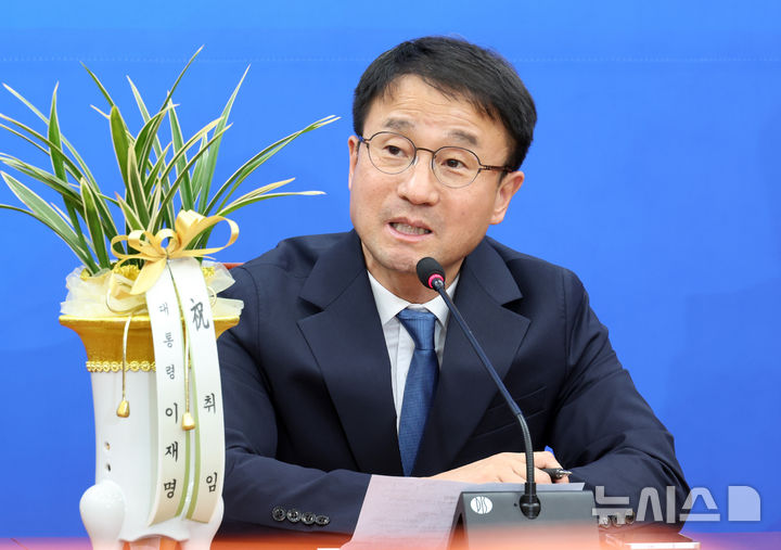 [서울=뉴시스] 김금보 기자 = 한병도 더불어민주당 원내대표가 12일 오후 서울 여의도 국회에서 우상호 대통령실 정무수석의 예방을 받으며 발언을 하고 있다. 2026.01.12. kgb@newsis.com