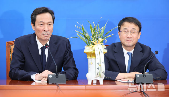 [서울=뉴시스] 김은 보 기자 = 우상호 대통령실 정무수석이 12일 오후 서울 여의도 국회에서 한병도 더불어민주당 원내대표를 예방해 발언을 하고 있다. 2026.01.12. kgb@newsis.com