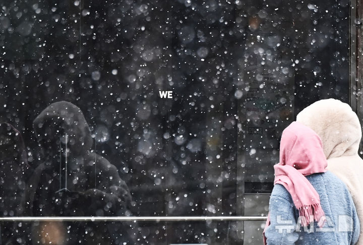 [수원=뉴시스] 김종택 기자 = 전국 곳곳에 한파 특보가 발효된 12일 경기 수원시 팔달구 북수동에서 시민들이 펑펑 내리는 눈을 맞으며 걷고 있다. 2026.01.12. jtk@newsis.com