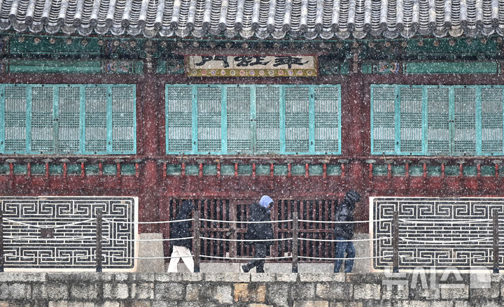 [수원=뉴시스] 김종택 기자 = 12일 경기 수원시 팔달구 세계문화유산 화성 화홍문에 눈이 내리고 있다. 2026.01.12. jtk@newsis.com
