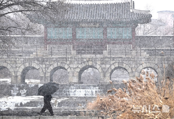 [수원=뉴시스] 김종택 기자 = 12일 경기 수원시 팔달구 세계문화유산 화성 화홍문에 눈이 내리고 있다. 2026.01.12. jtk@newsis.com