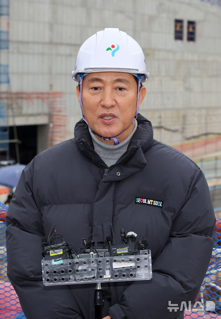 [서울=뉴시스] 배훈식 기자 = 오세훈 서울시장이 12일 오후 서울 노원구 광운대역 물류부지 개발 사업 현장에서 발언하고 있다. 2026.01.12. dahora83@newsis.com