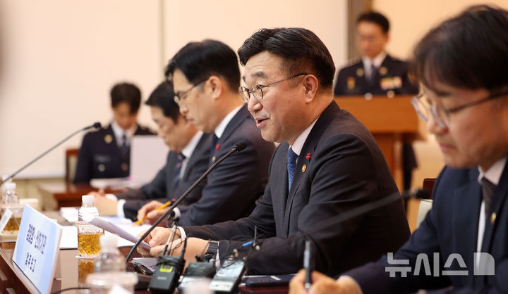 [서울=뉴시스] 김선웅 기자 = 윤호중 행정안전부 장관이 12일 서울 종로구 정부서울청사에서 열린 경찰청 및 산하기관(경찰공제회, 총포화약안전기술협회, 한국도로교통공단) 업무보고에서 모두발언을 하고 있다. 2026.01.12. mangusta@newsis.com
