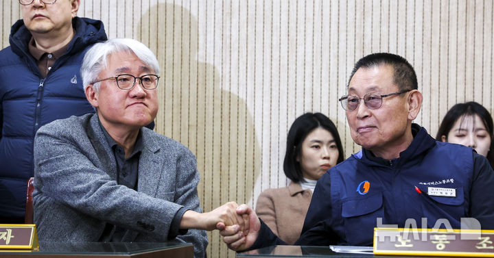 [서울=뉴시스] 정병혁 기자 = 김정환(왼쪽) 서울시버스운송사업조합 이사장과 박점곤 전국자동차노동조합연맹 서울시버스노동조합 위원장이 12일 서울 영등포구 서울지방노동위원회에서 열린 서울시버스노동조합 노동쟁의 조정신청사건 특별조정위원회 사후 조정회의에서 악수를 하고 있다. 2026.01.12. jhope@newsis.com