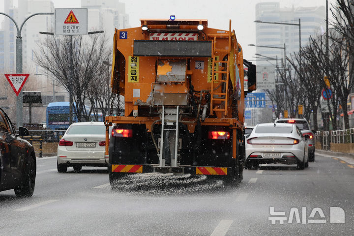 [서울=뉴시스] 권창회 기자 = 지난 1월12일 서울 송파구 도로에서 제설차가 제설제를 뿌리고 있다. 2025.01.12. kch0523@newsis.com