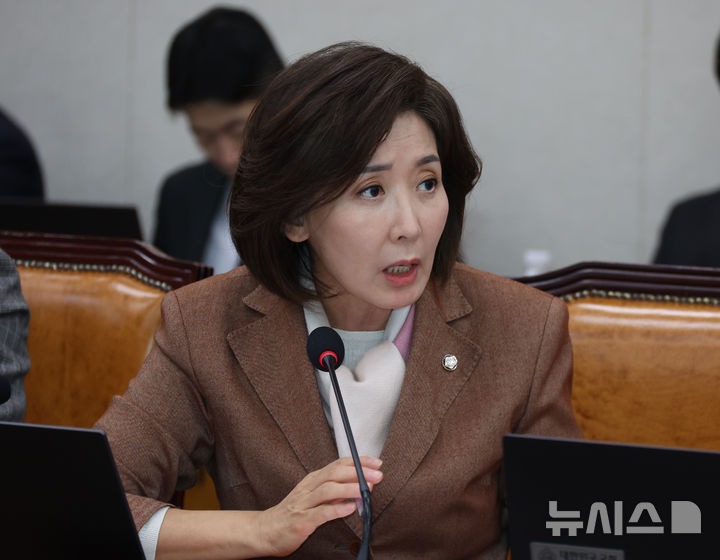 [서울=뉴시스] 김금보 기자 = 나경원 국민의힘 의원이 12일 오후 서울 여의도 국회에서 열린 법제사법위원회 전체회의에서 질의를 하고 있다. 2026.01.12. kgb@newsis.com