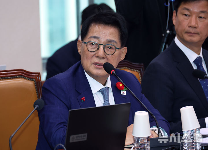 [서울=뉴시스] 김금보 기자 = 박지원 더불어민주당 의원이 12일 오후 서울 여의도 국회에서 열린 법제사법위원회 전체회의에서 질의를 하고 있다. 2026.01.12. kgb@newsis.com