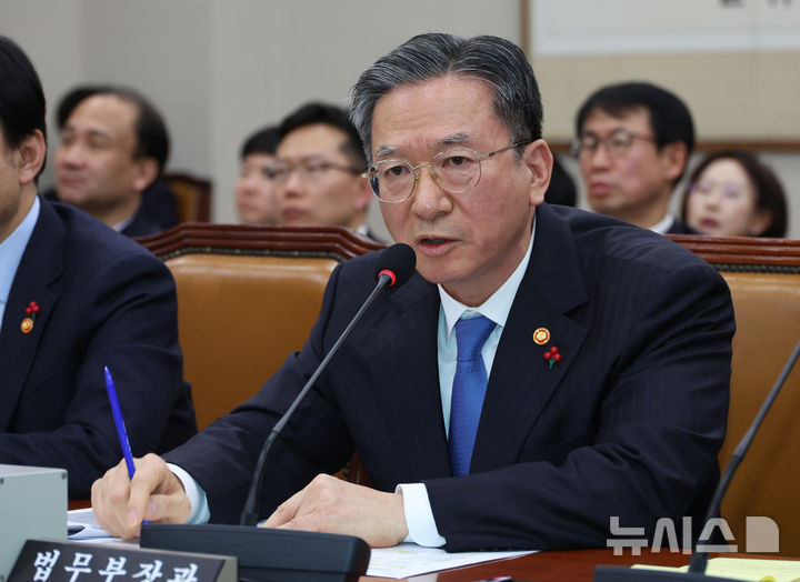 [서울=뉴시스] 김금보 기자 = 정성호 법무부 장관이 12일 오후 서울 여의도 국회에서 열린 법제사법위원회 전체회의에서 의원 질의에 답변을 하고 있다. 2026.01.12. kgb@newsis.com