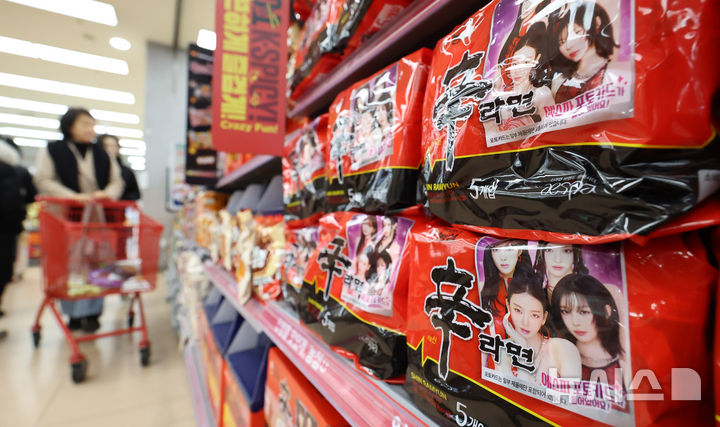 [서울=뉴시스] 추상철 기자 = 12일 오후 서울시내 한 대형마트에서 외국인 관광객이 라면을 고르고 있다. 2026.01.12. scchoo@newsis.com