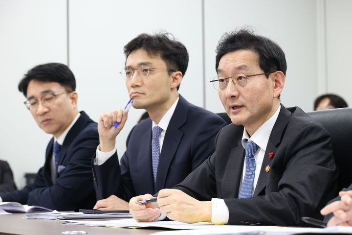 [서울=뉴시스] 김선웅 기자 = 윤창렬 국무조정실장이 12일 서울 종로구 정부서울청사 창성동 별관에서 열린 공소청법안 및 중수청법안 입법예고 관련 기자간담회에서 발언하고 있다. (사진=총리실 제공) 2026.01.12. photo@newsis.com *재판매 및 DB 금지