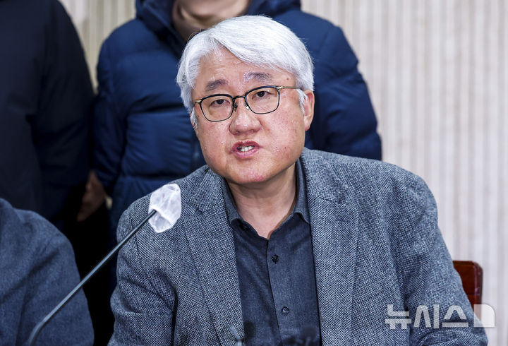 [서울=뉴시스] 정병혁 기자 = 김정환 서울시버스운송사업조합 이사장이 12일 서울 영등포구 서울지방노동위원회에서 열린 서울시버스노동조합 노동쟁의 조정신청사건 특별조정위원회 사후 조정회의에서 발언하고 있다. 2026.01.12. jhope@newsis.com