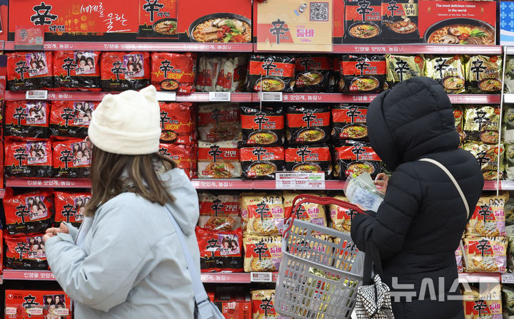 [서울=뉴시스] 추상철 기자 = 12일 오후 서울시내 한 대형마트에서 외국인 관광객이 라면을 고르고 있다. 2026.01.12. scchoo@newsis.com
