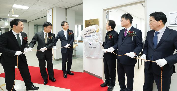 [서울=뉴시스] 임광현 국세청장이 12일 세종시 정부세종청사에서 열린 국세외수입 통합징수 준비단 출범식에 참석해 참석자들과 현판 제막을 하고 있다. (사진=국세청 제공) 2026.01.12. photo@newsis.com *재판매 및 DB 금지