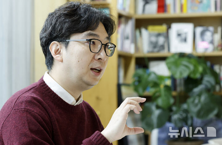 [서울=뉴시스] 김혜진 기자 = 문지혁 작가가 12일 서울 마포구 마음산책 출판사에서 뉴시스와 인터뷰를 하고 있다. 2026.01.15. jini@newsis.com
