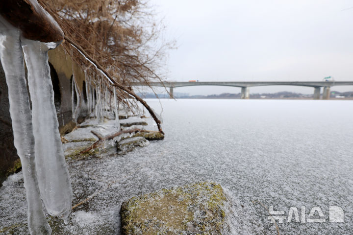 [서울=뉴시스] 조성우 기자 = 13일 의료계에 따르면 설맹은 태양 속 자외선이 설원에 반사돼 눈의 수정체를 자극해 발생한다. 한파가 이어진 지난 12일 경기 하남시 미사대교 인근 얼어붙은 한강 위로 눈이 쌓여 있다. 2026.01.12. xconfind@newsis.com
