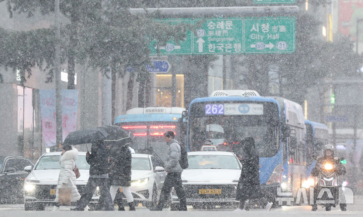 [서울=뉴시스] 황준선 기자 = 지난 1월 12일 오후 서울 중구 을지로에서 시민들이 눈을 맞으며 이동하고 있다. 2026.01.12. hwang@newsis.com