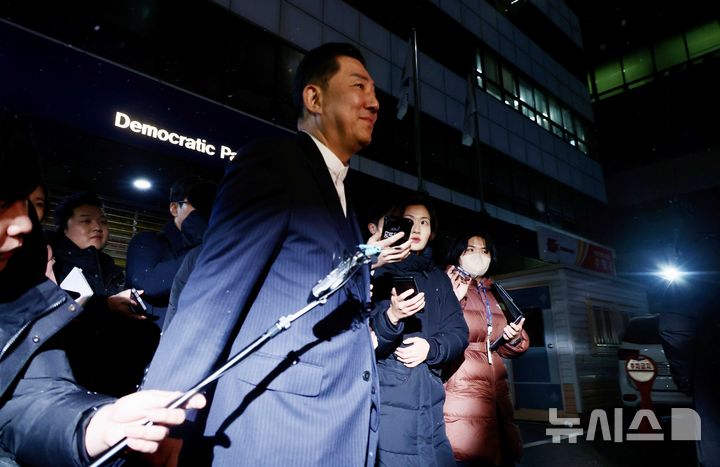 [서울=뉴시스] 조성봉 기자 = 김병기 더불어민주당 전 원내대표가 12일 서울 여의도 중앙당사에서 열린 윤리심판원 회의 출석을 마치고 밖으로 나서고 있다. 2026.01.12. suncho21@newsis.com