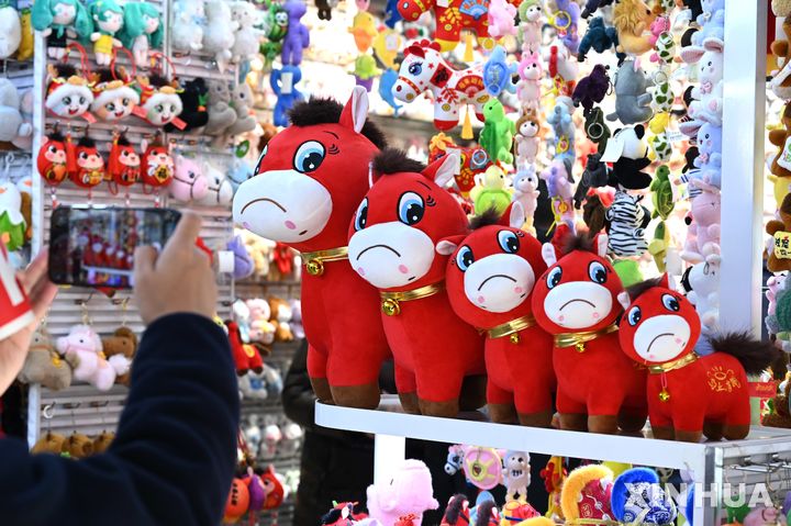 [이우=신화/뉴시스] 지난 12일 중국 저장성 이우 국제무역성의 한 매장에 전시된 '우는 말' 봉제인형. 2026.01.28.