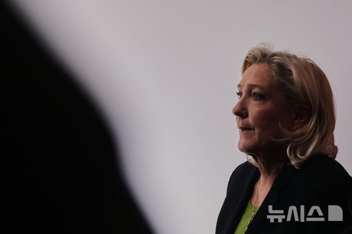 [AP/뉴시스] 마린 르펜 프랑스 국민집결당 지도자가 12일 자당의 젊은 당수인 조르당 바르델라의 기자회견장에 도착하고 있다