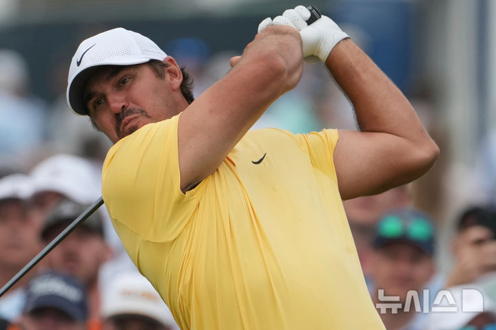 [오크몬드=AP/뉴시스] 미국 골프선수 브룩스 켑카가 13일(현지 시간) 미국 펜실베이니아주 오크몬트의 오크몬트 컨트리클럽에서 열린 US 오픈 2라운드 15번 홀에서 티샷을 하고 있다. 2025.06.14.