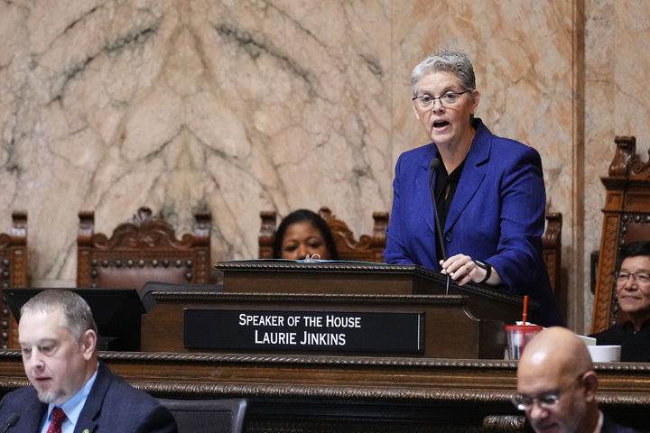 [타코마( 미 워싱턴주)= AP/뉴시스] 미 워싱턴주 타코마 인근 주택에서 24일 흉기 공격 사건이 발생해 출동한 경찰 총에 용의자와 4명이 숨지는 사건이 발생했다.&nbsp; 사진은 지난 1월 12일 워싱턴 주 하원에서 민주당소속 로리 진킨스 하원의장이 치안문제와 관련해 연설하는 장면. 2026. 02. 25.&nbsp; 