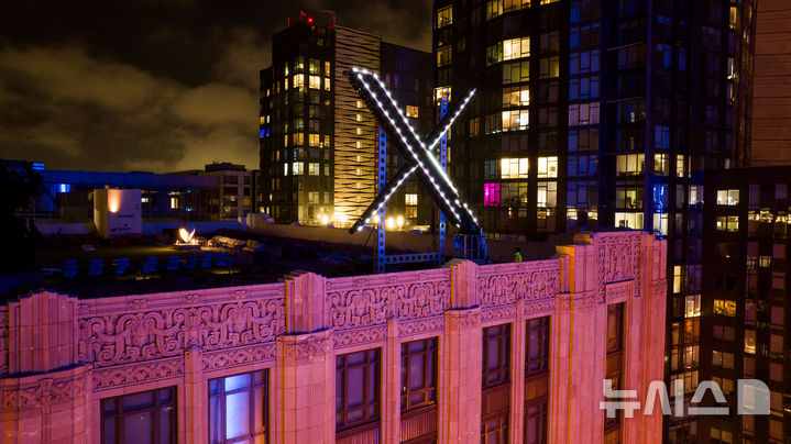 [AP/뉴시스] 2023년 자료사진으로 미 샌프란시스코 도심 소재 X(옛 트위터) 본부에 엑스 모양의 조명시설이 세워져 있다 