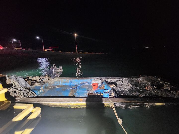 [태안=뉴시스] 화재가 발생한 충남 태안군 내포항 어선. (사진= 태안소방서 제공) *재판매 및 DB 금지