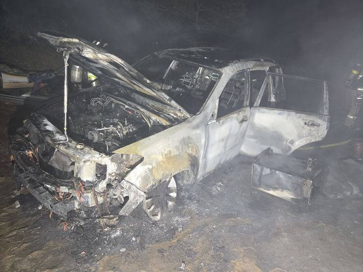 [천안=뉴시스] 지난 12일 오후 11시1분께 충남 천안시 목천읍 덕전리의 한 농막에서 불이 나 주변에 주차해 있던 SUV차량에도 불이 옮겨 붙어 차량 등이 모두 탔다. (사진=천안동남소방서 제공) 2026.01.13. photo@newsis.com *재판매 및 DB 금지