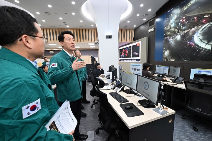 [서울=뉴시스] 오세훈 서울시장이 서울시내버스 파업이 시작된 13일 오전 재난안전상황실을 찾아 비상수송대책을 점검하고 있다. 2026.01.13. (사진=서울시 제공) *재판매 및 DB 금지