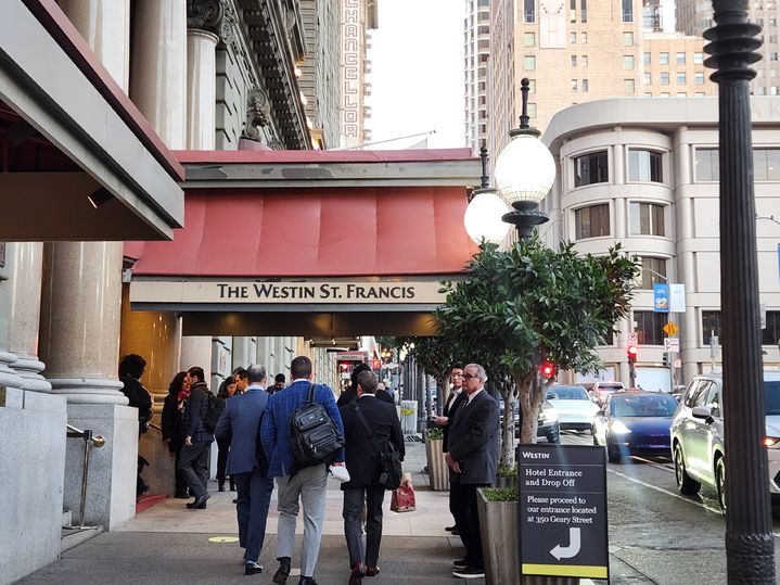 [샌프란시스코=뉴시스] 이승주 기자 = 12일(현지 시간) 미국 샌프란시스코 웨스틴 세인트 프란시스 호텔에서 제44회 JP모건 헬스케어 콘퍼런스가 개최됐다. 이른 아침 행사 참가자들이 호텔 정문으로 들어가는 모습. 2026.01.13. heyjude@newsis.com *재판매 및 DB 금지