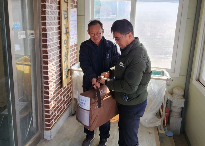 [청양=뉴시스] 조명휘 기자 = 청양군 공무원이 경로당에 식자재 꾸러미 및 밀키트(반찬)를 배송하고 있다. (사진= 청양군 제공) 2025.01.13. photo@newsis.com *재판매 및 DB 금지