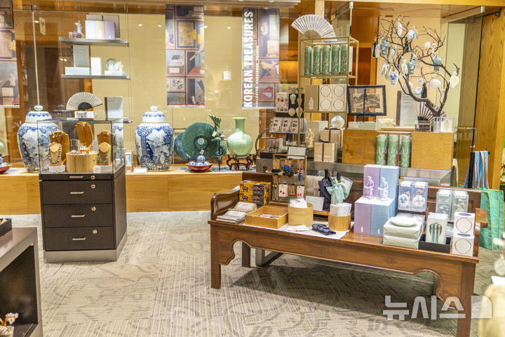 [서울=뉴시스]미국 워싱턴 스미소니언 국립아시아미술관에서 열린 故 이건희 회장 기증품 국외 순회전 기간 선보인 뮷즈. 상품들은 1주일만에 완판됐다. 국립박물관문화재단 제공