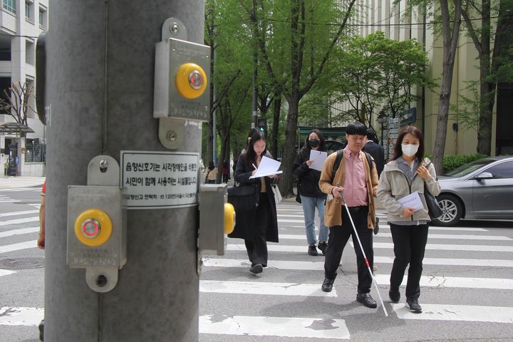 [원주=뉴시스] 음향신호기 기능개선 시범운영 현장에서 평가중인 모습. (사진=한국도로교통공단 제공) 2026.01.13. photo@newsis.com *재판매 및 DB 금지