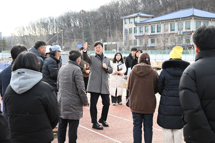 [안산=뉴시스]이민근 안산시장이 12일 월피체육문화센터 부대시설 환경개선 공사 현장을 살피고 있다.(사진=안산시 제공)2026.01.13.photo@newsis.com *재판매 및 DB 금지