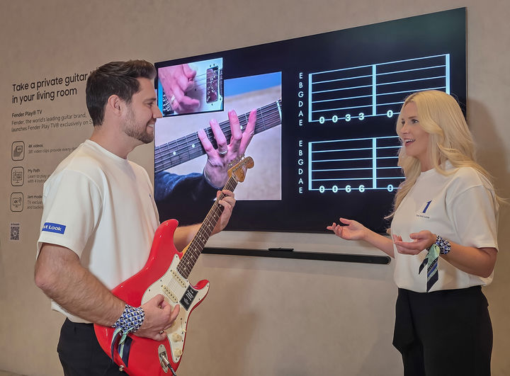 [서울=뉴시스]삼성전자 모델이 미국 라스베이거스에서 열리는 세계 최대 전자 전시회 'CES 2026'에 마련된 윈호텔 삼성전자 단독 전시관에서 기타 학습 플랫폼 '펜더 플레이 TV(Fender Play TV)'를 체험하고 있다. (사진=삼성전자 제공) 2026.01.13. photo@newsis.com *재판매 및 DB 금지