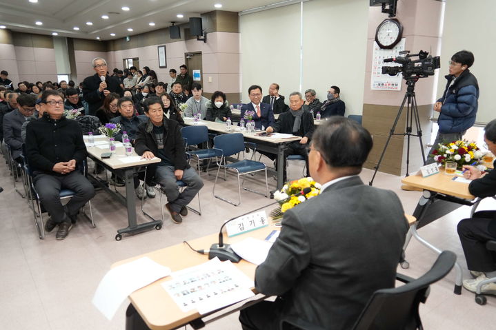 [서천=뉴시스] 조명휘 기자 = 김기웅 충남 서천군수가 12일 장항읍에서 군민과의 대화를 하고 있다. (사진= 서천군 제공) 2025.01.13. photo@newsis.com *재판매 및 DB 금지